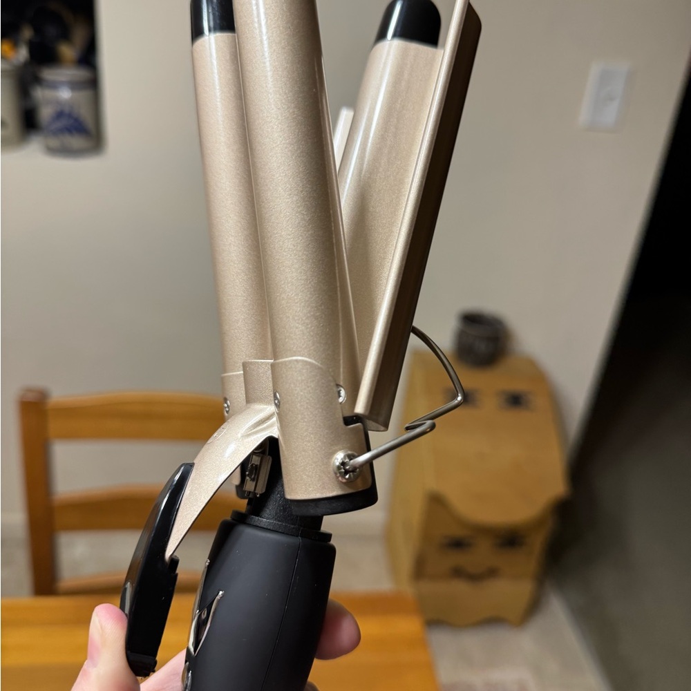 Gold Hair Styling Tool - Picture 4 of 5